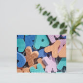 Carte Postale Gros plan des lettres en mousse pour les enfants (Debout devant)