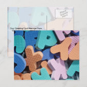 Carte Postale Gros plan des lettres en mousse pour les enfants (Devant / Derrière)