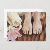 Carte Postale Gros plan des pieds féminins ayant un traitement s (Devant / Derrière)