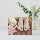 Carte Postale Gros plan des pieds féminins ayant un traitement s (Debout devant)