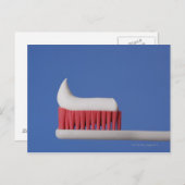 Carte Postale Gros plan du dentifrice sur une brosse à dents (Devant / Derrière)