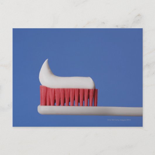 Carte Postale Gros plan du dentifrice sur une brosse à dents (Devant)