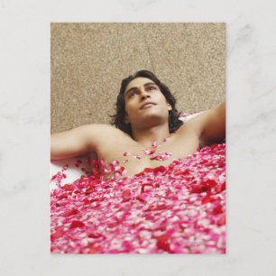 Carte Postale Gros plan d'un jeune homme allongé dans une baigno