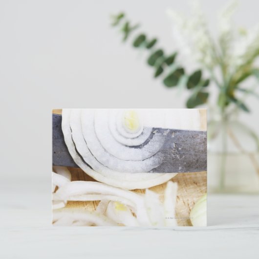 Carte Postale gros plan d'un oignon coupé en tranches (Debout devant)