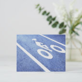 Carte Postale Gros plan d'un panneau de bicyclette sur la route (Debout devant)