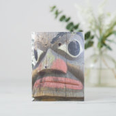 Carte Postale Gros plan d'un totem (Debout devant)