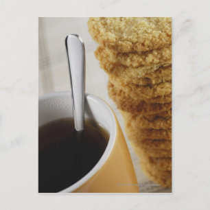 Carte Postale Gros plan d'une tasse de café avec biscuits