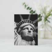 Carte Postale Gros plan Statue blanche noire de la Liberté New Y (Debout devant)