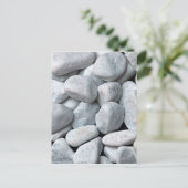 Carte Postale Gros tas de pierres grises et blanches de la plage (Debout devant)