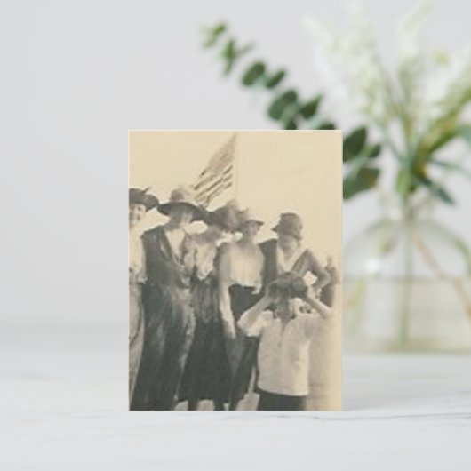 Carte Postale groupe avec garçon avec drapeau avec jumelles (Debout devant)