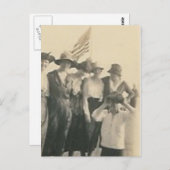 Carte Postale groupe avec garçon avec drapeau avec jumelles (Devant / Derrière)