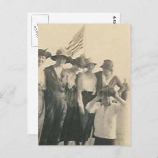 Carte Postale groupe avec garçon avec drapeau avec jumelles (Devant / Derrière)