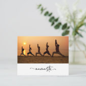 Carte Postale Groupe de personnes pratiquant le yoga avec le mot (Debout devant)