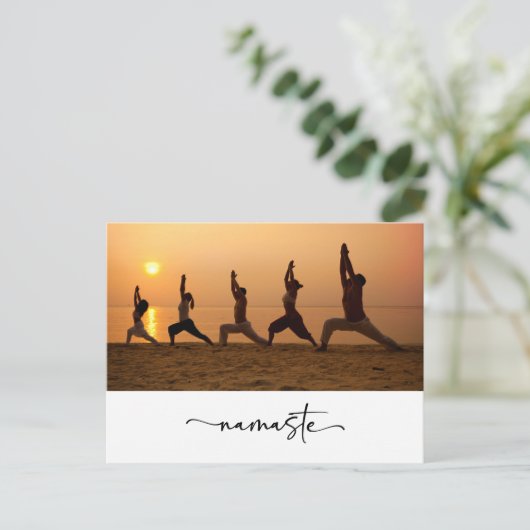Carte Postale Groupe de personnes pratiquant le yoga avec le mot (Debout devant)