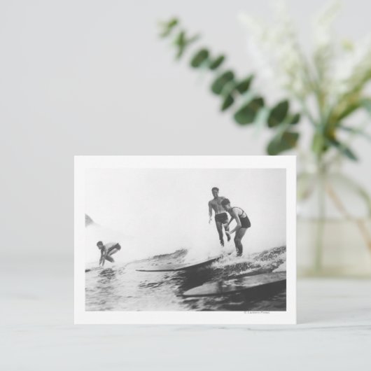 Carte Postale Groupe de surfeurs en Honolulu, Hawaii Surfing (Debout devant)