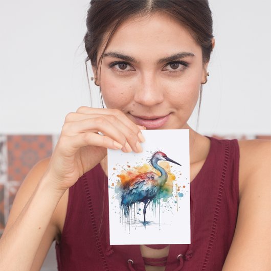 Carte Postale Grue colorée debout dans l'eau