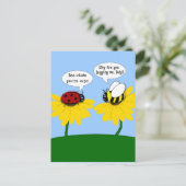 Carte Postale Grumpy Bee et Smitten Ladybug Postcard (Debout devant)