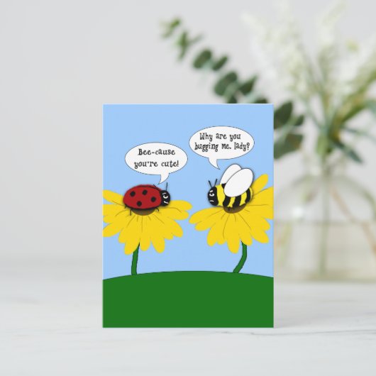 Carte Postale Grumpy Bee et Smitten Ladybug Postcard (Debout devant)