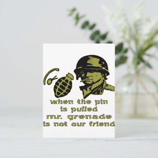 Carte Postale Grunt Quand On Tire L'Épingle, M. Grenade (Debout devant)