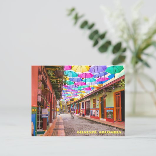 Carte Postale Guatapé, Colombie, rue des parapluies (Debout devant)