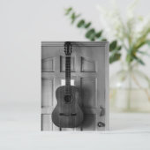 Carte Postale Guitare à la porte (Debout devant)