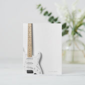 Carte Postale Guitare électrique blanche 3 (Debout devant)