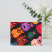 Carte Postale Guitares colorées (Debout devant)