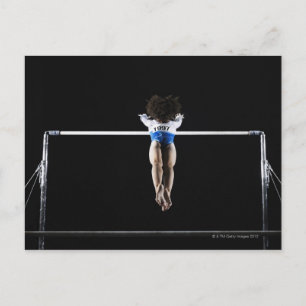 Carte Postale Gymnaste (9-10) atteignant pour des barres inégale