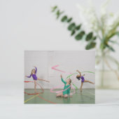 Carte Postale Gymnastique filles dansant avec des rubans (Debout devant)