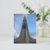 Carte Postale Hallgrímskirkja, Reykjavik, Islande (Debout devant)