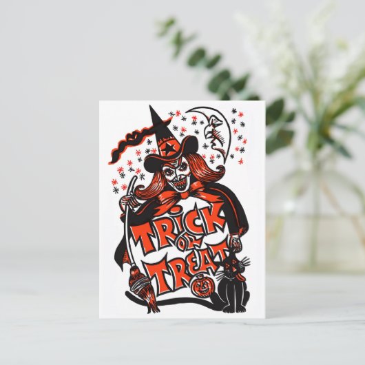 Carte Postale Halloween de sorcière de la tique ou du traitement (Debout devant)