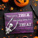 Carte Postale Halloween Purple Skeleton Custom House Party<br><div class="desc">Ce n'est pas un truc, notre fête à la maison est un régal. Une mignonne invitation de carte postale à la fête de l'halloween ou de changement de carte d'adresse pour une famille qui a déménagé au mois d'octobre. Un squelette amusant sur un mur éffrayant violet pour accueillir les gens...</div>