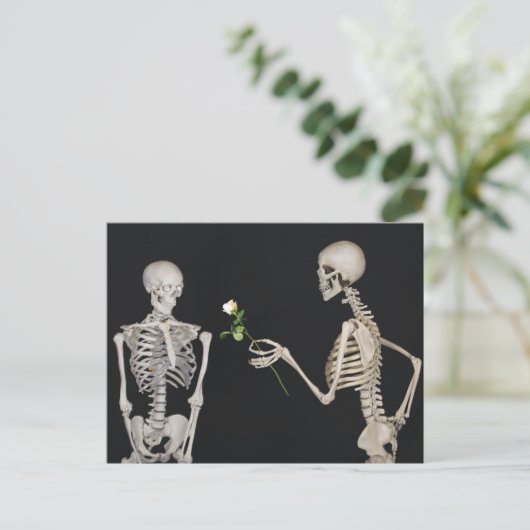 Carte Postale Halloween Skeleton Romance (Debout devant)