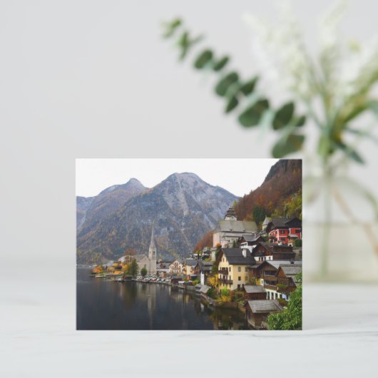 CARTE POSTALE HALLSTATT EN AUTOMNE - LAC HALLSTATT, AUTRICHE (Debout devant)