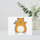 Carte Postale Hamster en mécanicien avec clé à écrou (Debout devant)