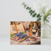 Carte Postale Hand‑Pressed Traditional Wine with Grapes and Vint (Debout devant)