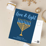 Carte Postale Hanoukka Love & Light Custom Gold Menorah<br><div class="desc">Carte postale Love and Light Hanoukka sur mesure pour une famille juive ou un parti Chanukah avec une synagogue. Personnalisez ces jolies cartes postales avec votre nom de famille ou informations de groupe en bleu sous la jolie menorah or.</div>