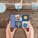 Carte postale Hanoukka Symboles Quilt Photo<br><div class="desc">A Menorah, Star of David et Dreidel avec un look de courtepointe appliquer les amis et la famille Huit jours magiques sur cette charmante carte postale Photo. Reverse side a une place pour votre propre salutation manuscrite si désiré. Customisez avec la photo et les noms de votre famille pour un...</div>