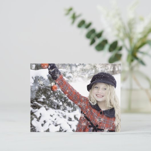 Carte Postale Happy girl decorating Christmas tree (Debout devant)