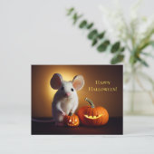 Carte Postale Happy Halloween. Kleine niedliche Maus mit Kürbis (Debout devant)