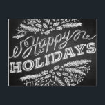 Carte postale Happy Holidays Chalkboard manuscrite<br><div class="desc">Les salutations de vacances (ici "Happy Holidays") sont affichées sur cette carte de Noël unique et tendance en tableau noir. La typographie manuscrite ressemble à de la craie sur un tableau noir, les illustrations d'éléments de Noël calcaires (branches de pin, baies) sont disposées dans un motif de cercle décoratif. Vous...</div>