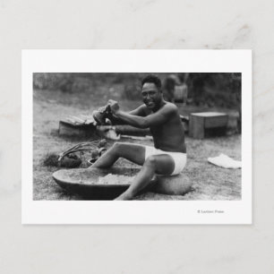 Carte Postale Hawaii - Un homme qui bat Taro pour faire Poi