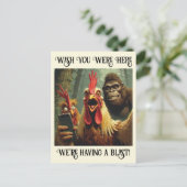 Carte Postale “He’s Right Behind Ya” Cheesy Chicken (Debout devant)