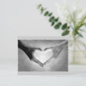 Carte Postale Heart Hands B&W Photo (Debout devant)