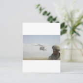 Carte Postale Hélicoptère ramassant des troupes (Debout devant)