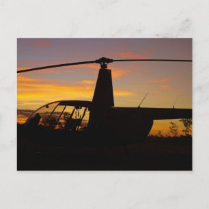 Carte Postale hélicoptère Robinson R44 au coucher du soleil