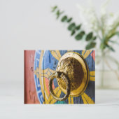 Carte Postale Heurtoir de porte coloré (Debout devant)