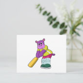 Carte Postale Hippopotame au cricket avec batte de cricket (Debout devant)