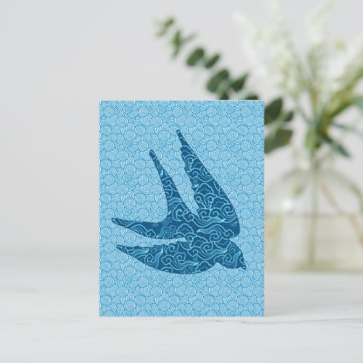 Carte Postale Hirondelle japonaise en vol, Cobalt et bleu pâle (Debout devant)
