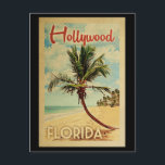 Carte Postale Hollywood Palm Tree Vintage voyage<br><div class="desc">Une impression d'art moderne hollywoodienne du milieu du siècle,  d'un style rétro unique,  dans un style d'affiche de voyage vintage. Il dispose d'un palmier incurvé sur une plage de sable avec l'océan sous un ciel bleu nuageux.</div>